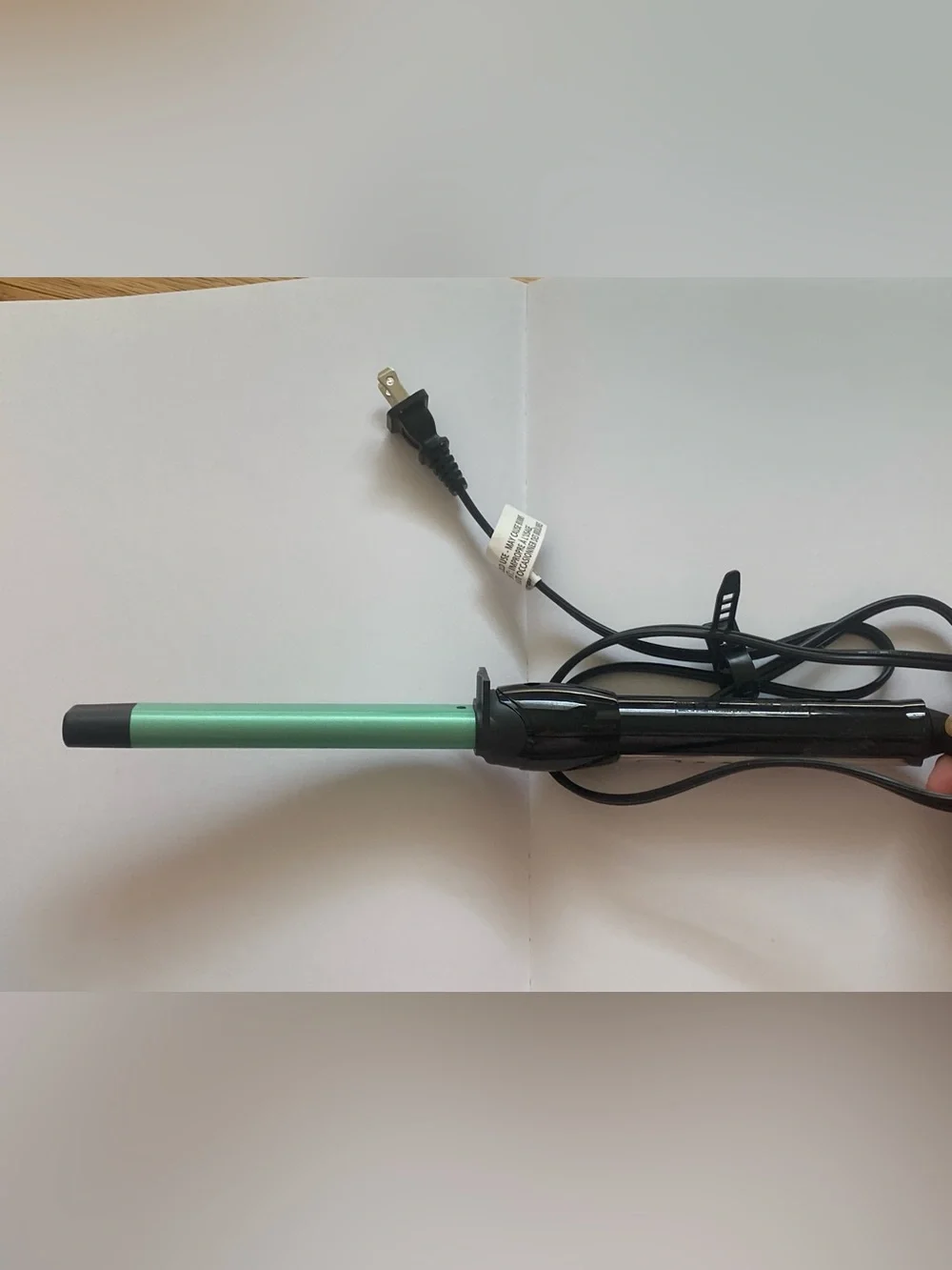 Boutique Salon 1" Mint Green Jade Ceramic Curling Wand - Picture 2 of 5